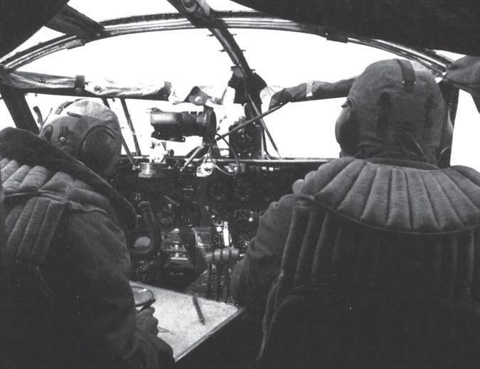 Пилот и штурман на боевом задании
