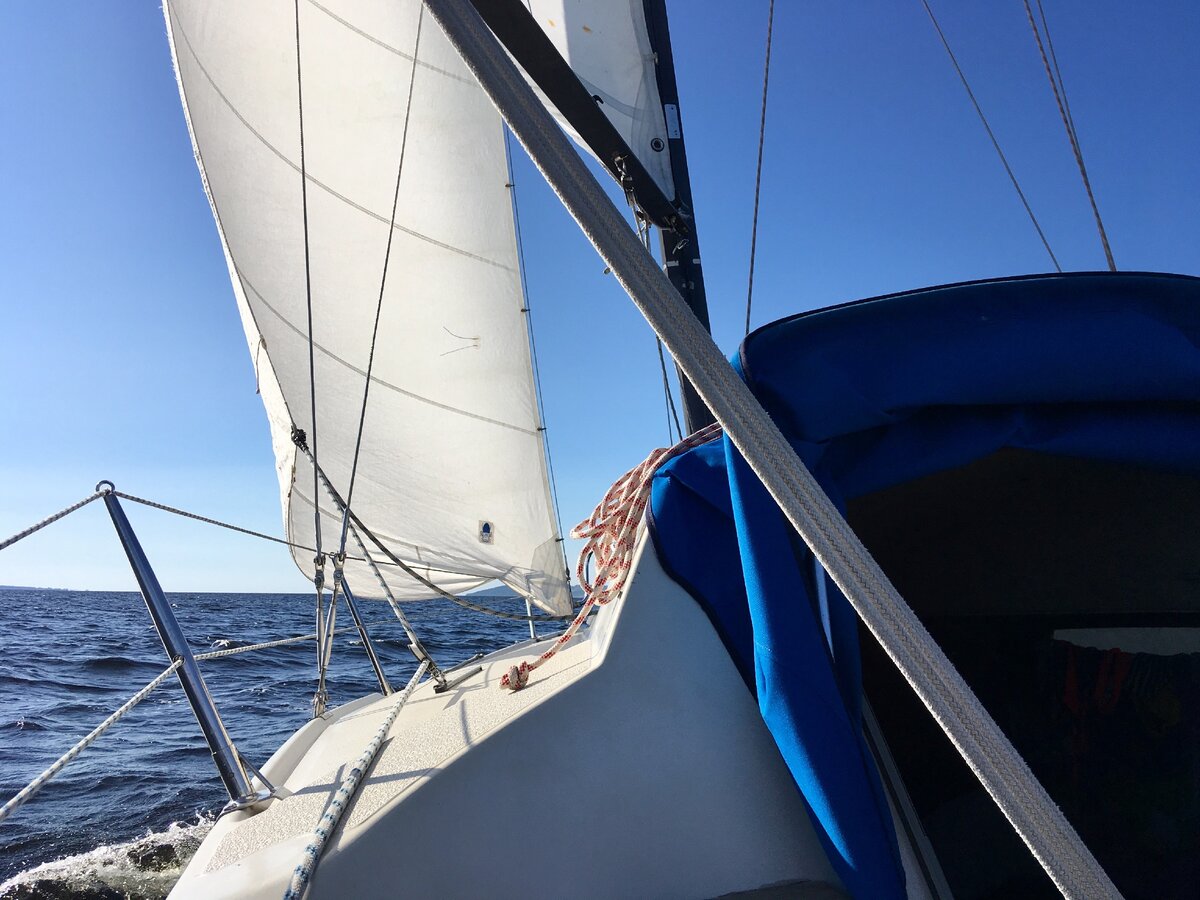 В одном из походов. Маленький стаксель с гротом отлично работают в свежий ветер