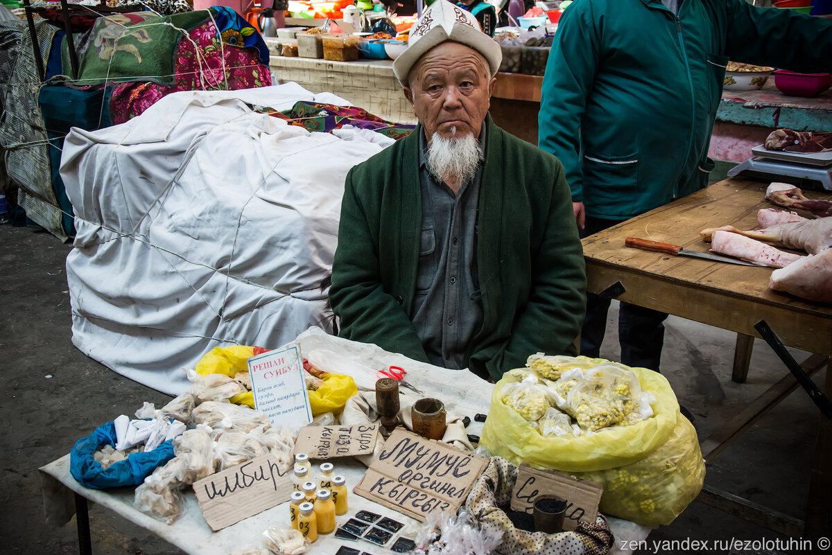 Таджик на рынке. Борода в Таджикистане. Таджики в России. Таджик на базаре с игрушками. В Таджикистане запрещены бороды.