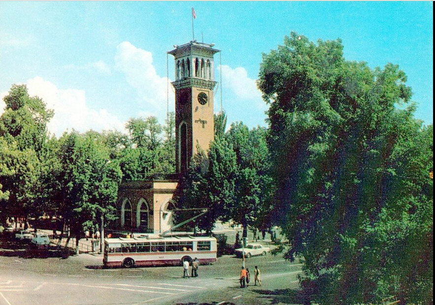 Передачи ташкент. Парк Горького Ташкент. Парк Горького сквер Ташкент. Старый Ташкент парк Горького. Ташкент куранты на сквере.