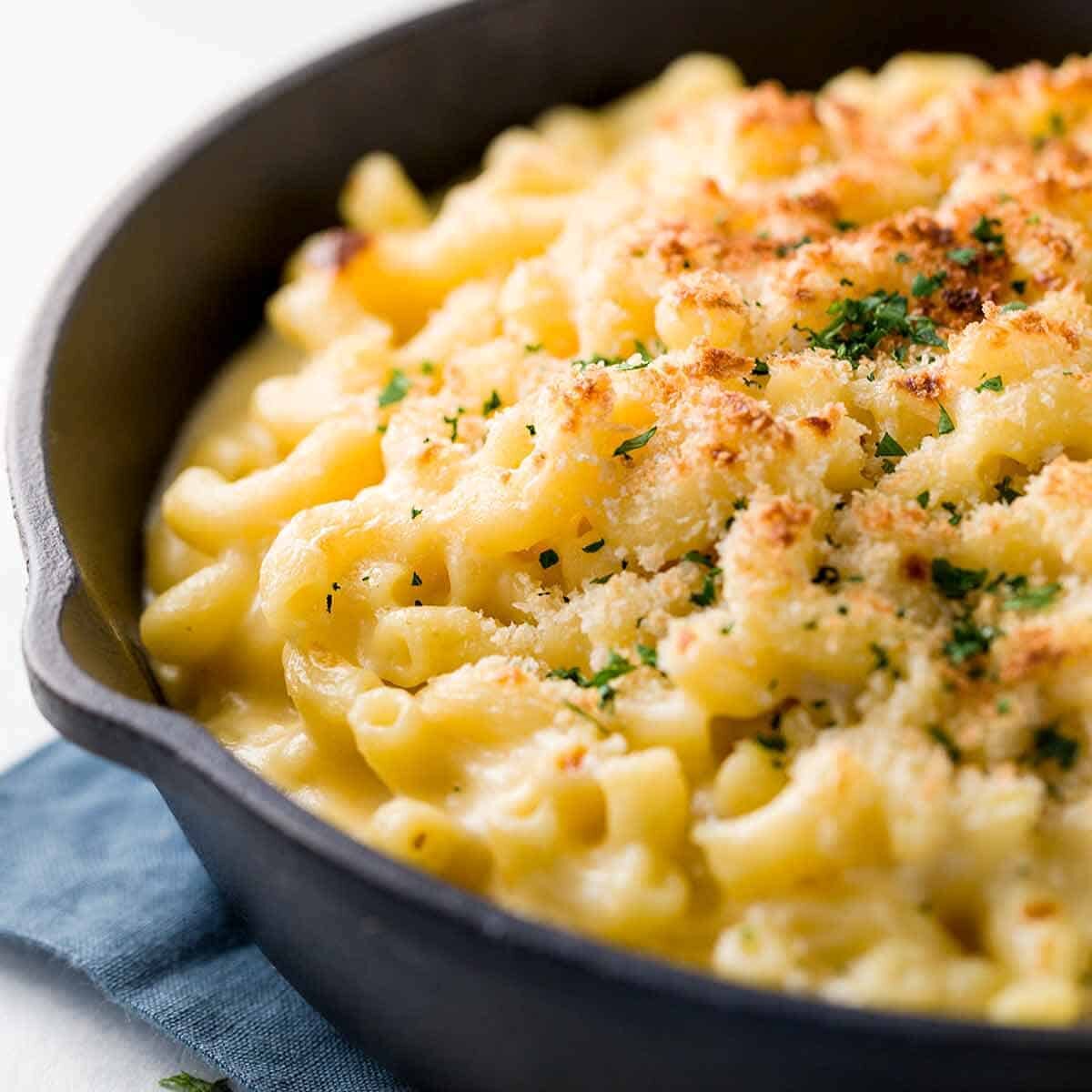 Макнчиз. Мак энд чиз. Мак чиз макароны. Макароны с сыром по американски Mac and Cheese. Макароны с сыром в Америке