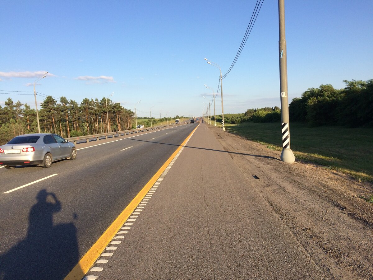 Тень велосипедиста на М4 "Дон"? . Фото Ленара Хужина 