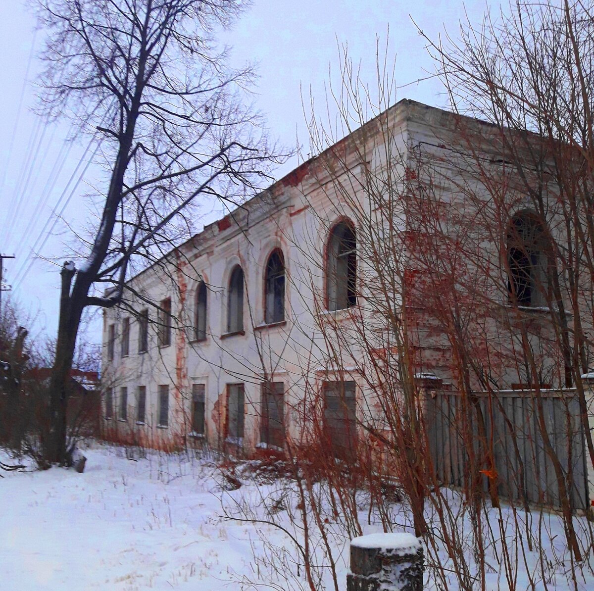 Зашли внутрь одного старинного здания больницы России и поняли, что здесь гораздо хуже, чем в заброшенных корпусах…