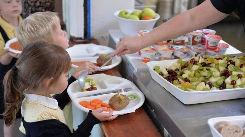 Ребенок овз питание в школе. Обед школьника. Питание детей в школе. Горячее питание в школе. Еда в столовой в школе.