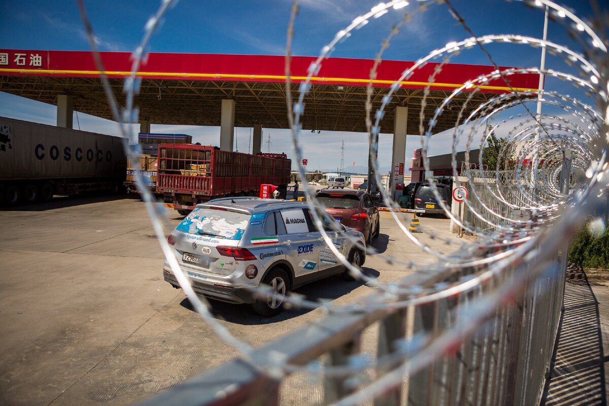 На самой границе снимать нельзя. Как и на блок-постах. Как и на бензозаправках, при заезде на которые пассажиры автомобиля должны обязательно выйти из машины.