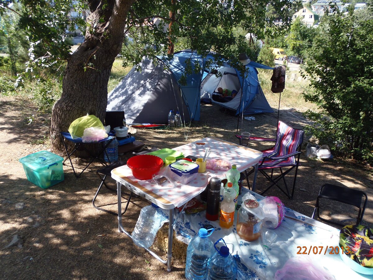 Вид на нашу палатку со стороны соседей...