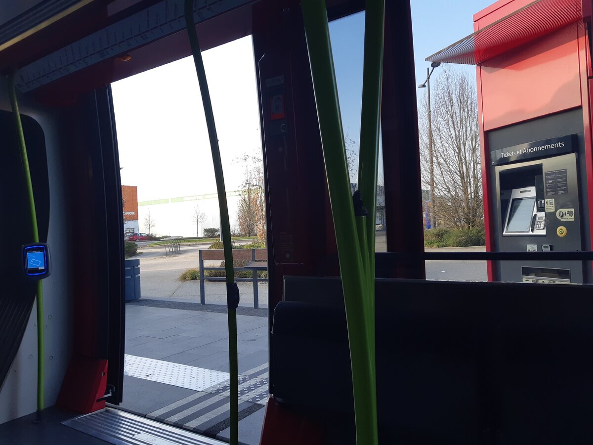 В трамвае. На остановке - автомат для покупки билетов.