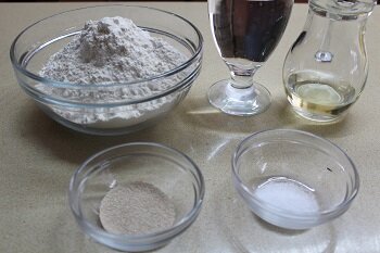 Для рецепта потребуется: 350г белой пшеничной муки
200мл воды
3г сухих дрожжей
пол чайной ложки соли
2-3 столовые ложки растительного масла