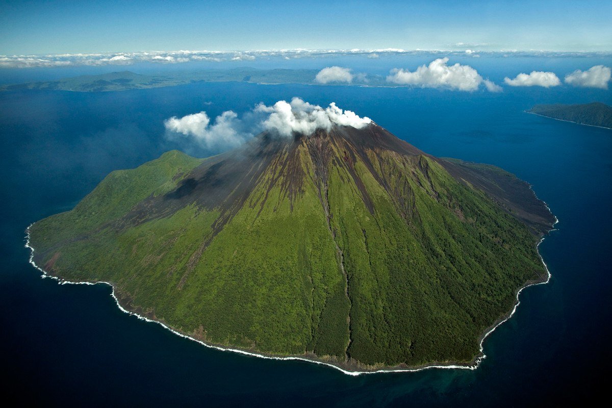 Действующие вулканы на островах тихого океана. Вануату вулкан. Вулкан Амбрим. Остров вулкан Стромболи. Фиджи вулкан.