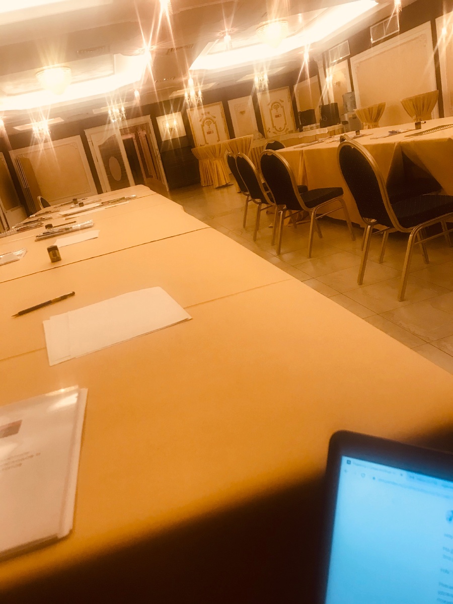 Наш опустевший конференц-зал. Мне ещё надо за книжкой для шефа заехать. 