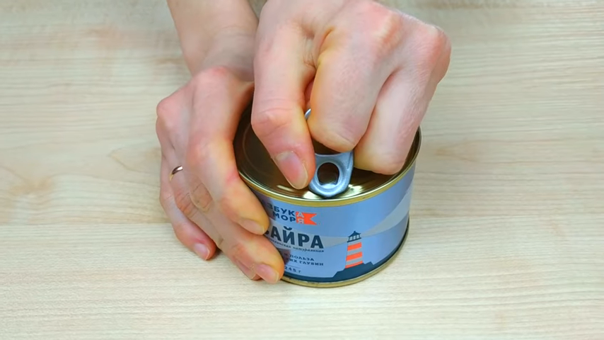 Открывается баночка легко