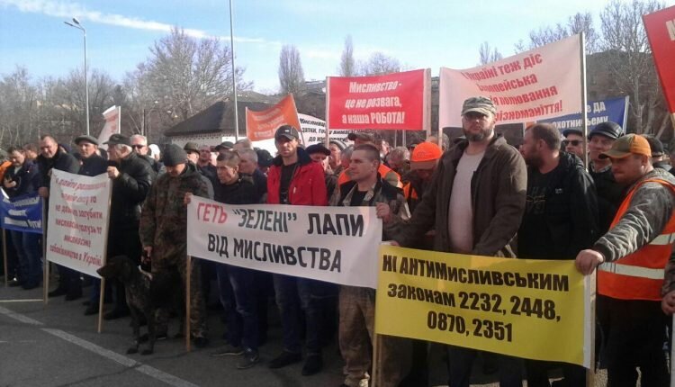 Под зданием Одесского областного совета собрались сразу три митинга.