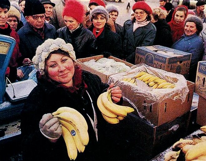 Бананы на прилавке рынка. 80-е