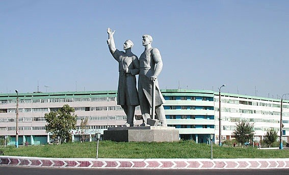 Ташкентская область город алмалык. Памятник в городе Алмалыке. Алмалык город в Узбекистане. Алмалык монумент Дружба народов.