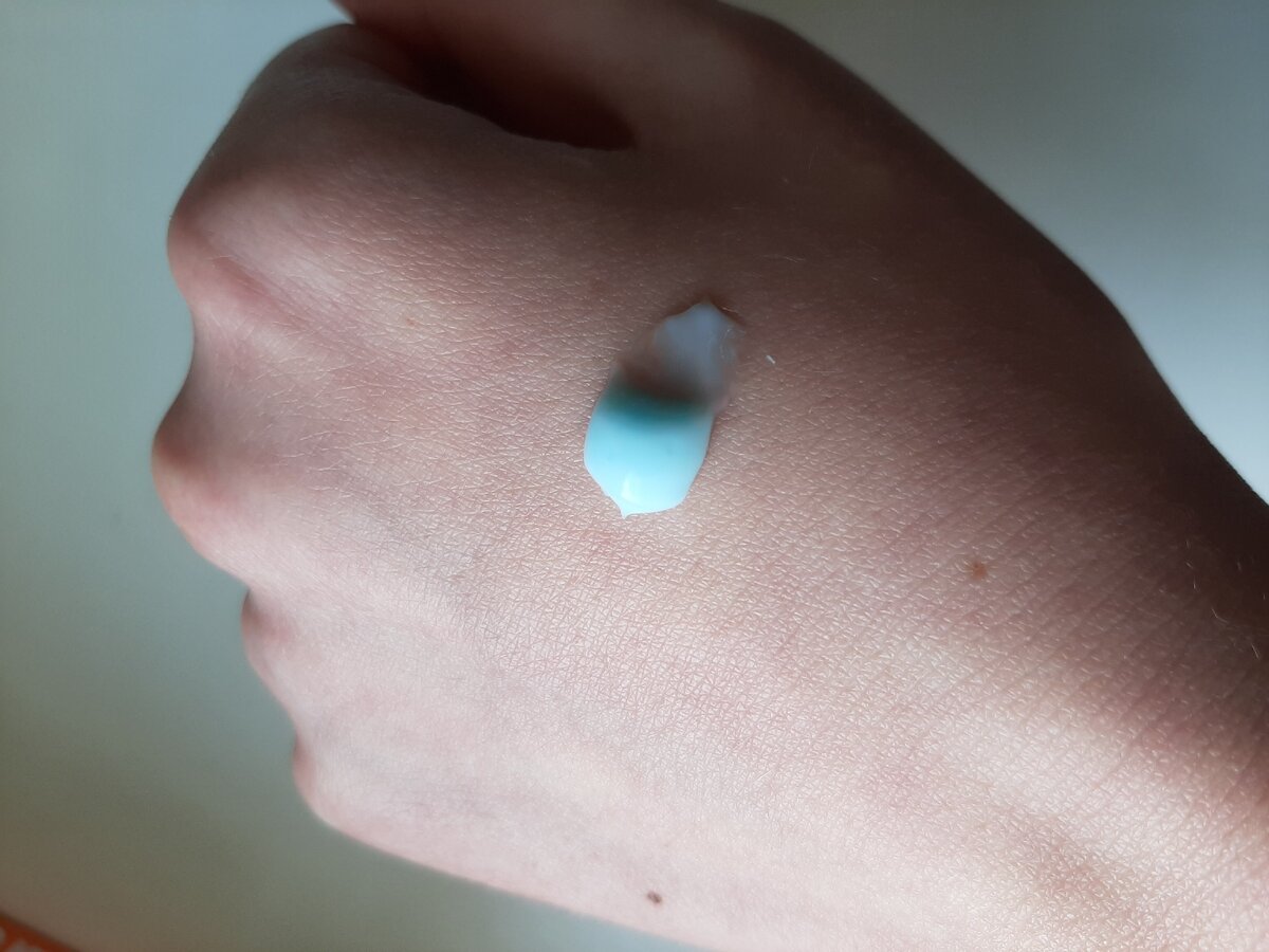 Текстура очень легкая, быстро впитывается кожей и дает ощущение увлажненности.