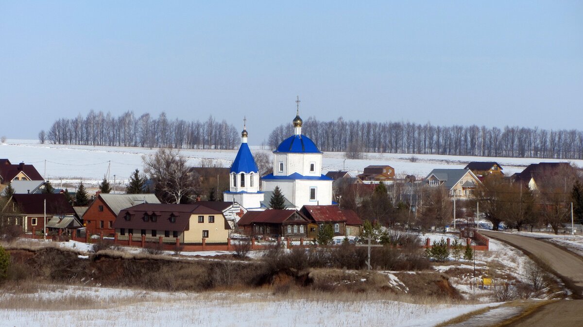 Церковь ярко выделяется на фоне окружающих домов.