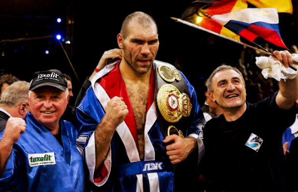 Николай Валуев с чемпионским титулом WBA