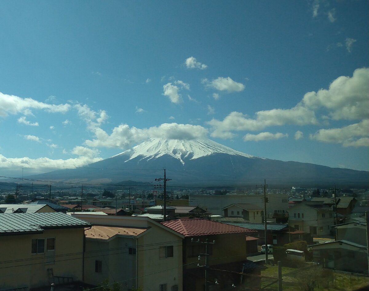 Вид на гору Фудзи из автобуса при подъезде к Кавагутика