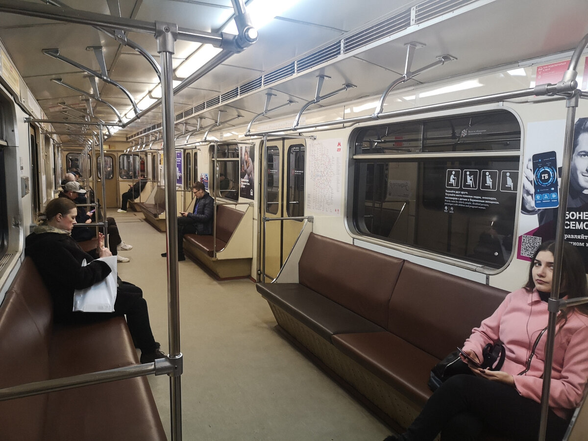 Московское метро пустеет. Вчера поехал в центр, людей всё меньше и меньше.