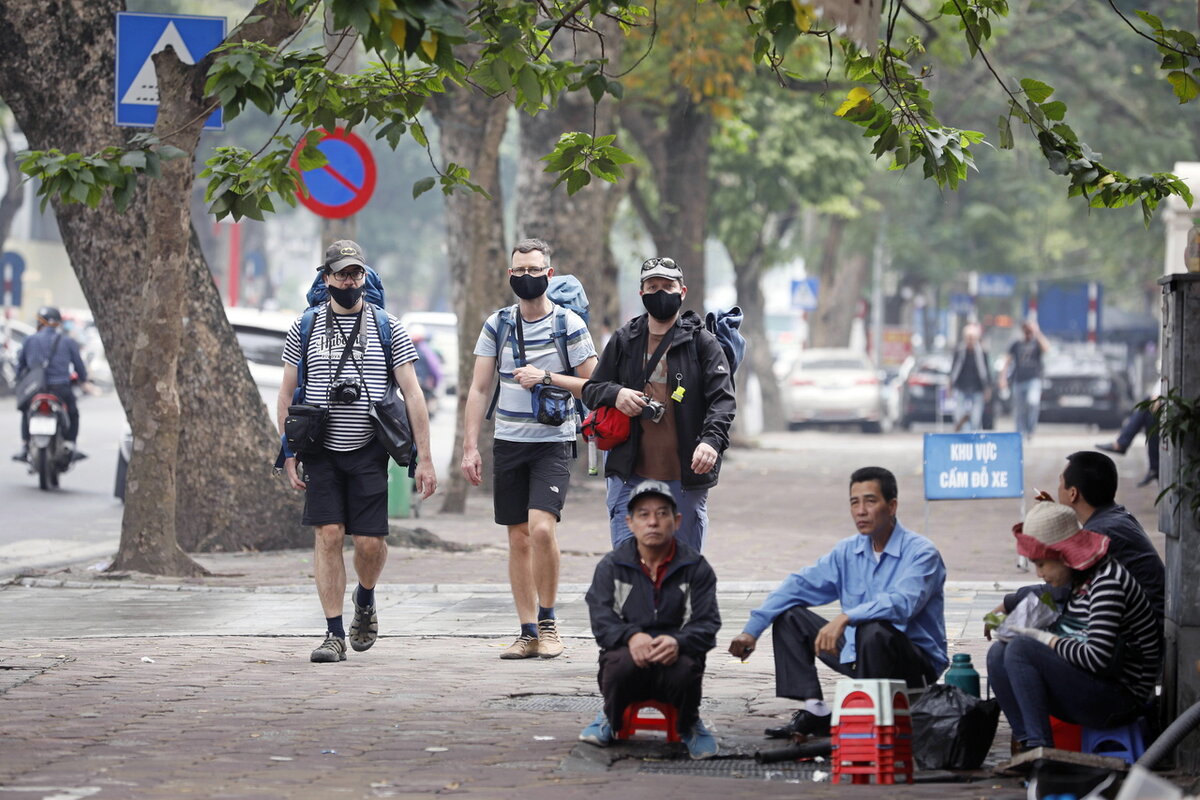 Иностранные туристы получают бесплатные медицинские маски