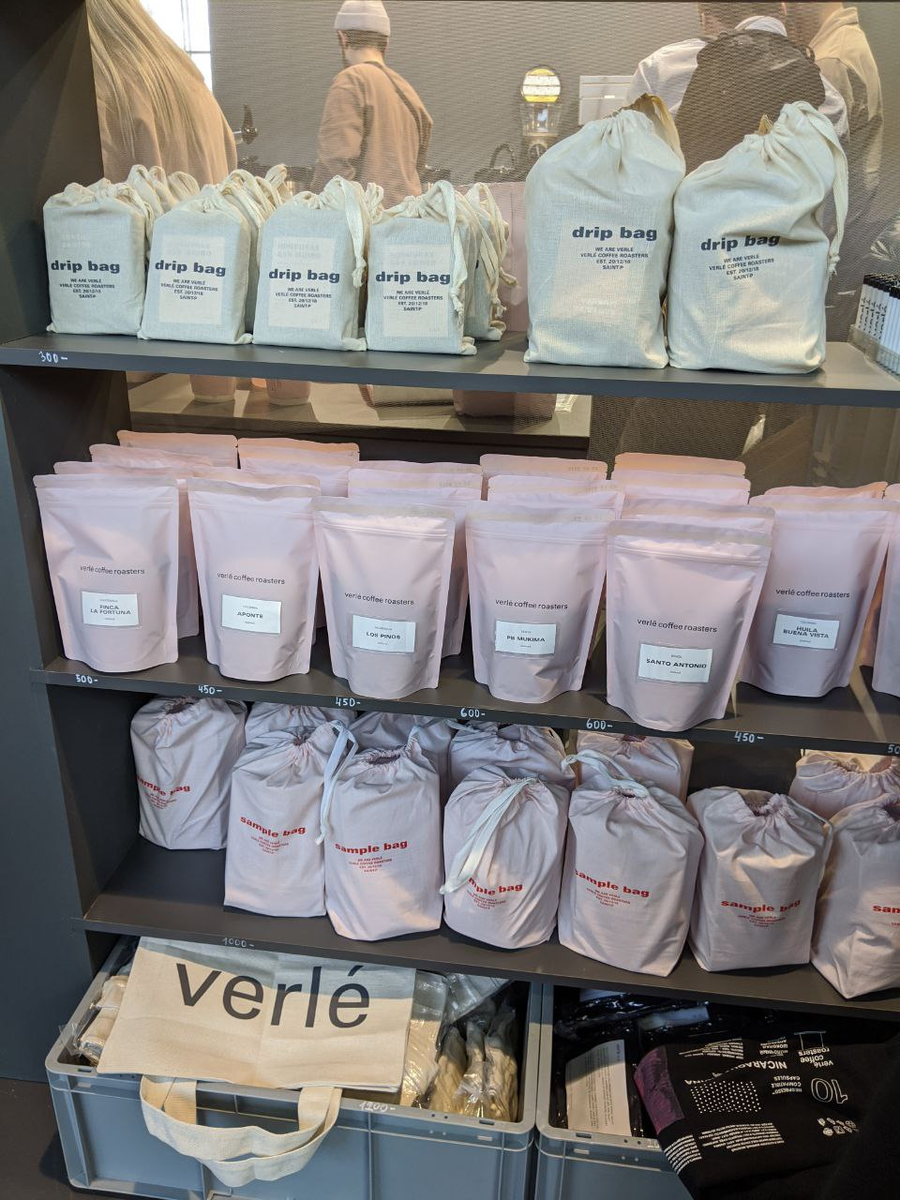 Стенд с зерном и аксессуарами от "Verlé Coffee Roasters". 