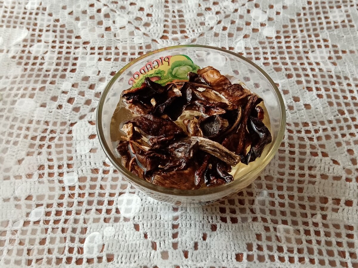 Сушёные грибы залить крутым кипятком, накрыть и оставить настояться. 