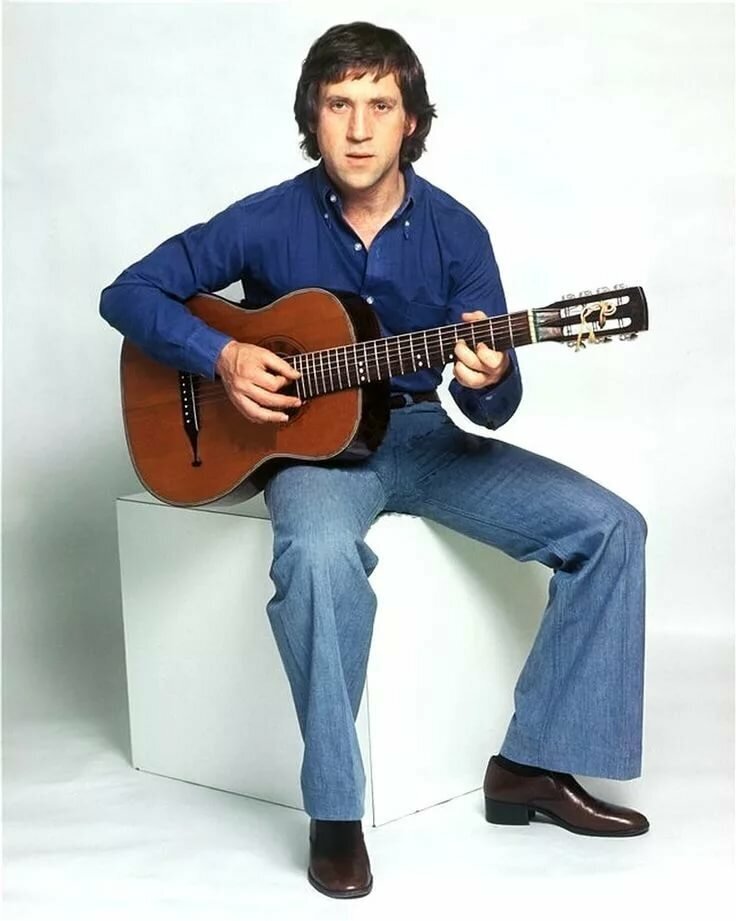 В. Высоцкий, икона стиля, любил джисы и джинсовые костюмы, часто дарил их друзьям. 