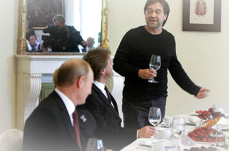 То самое застолье, где разразился скандал.