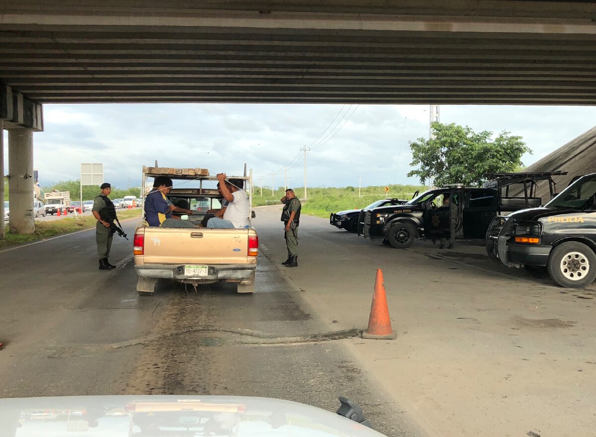 Проверки на дорогах хорошо вооружёнными полицейскими патрулями для Мексики обычное дело