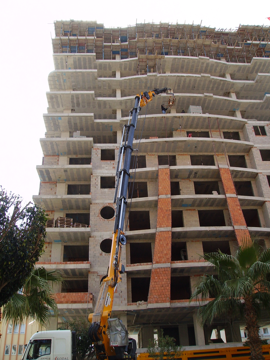 Строители на 9 этаже принимают груз. Нет страховки, ограждения, касок. Зато дёшево.