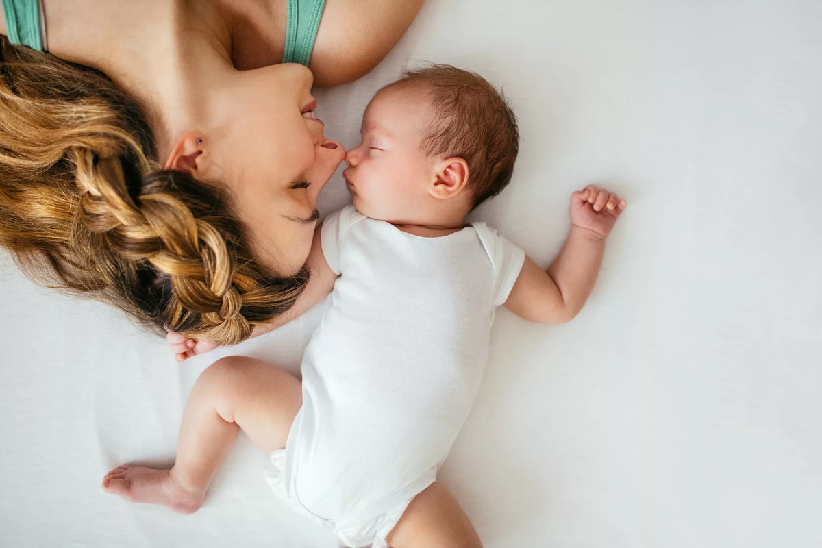 Малыш и я. Счастливая мама с новорожденным. Материнство. Baby мама. Мама с младенцем обои на рабочий.
