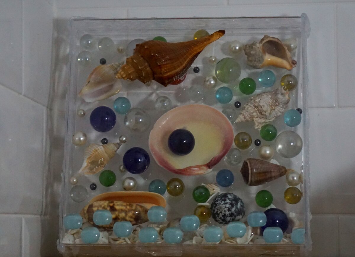 На дне инсталляции - рассыпанный браслет  из ракушечных осколков, году в 95-ом привезенный с югов