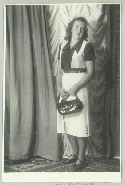 Портрет девушки
Неизвестный автор, 1940 год, МАММ/МДФ.