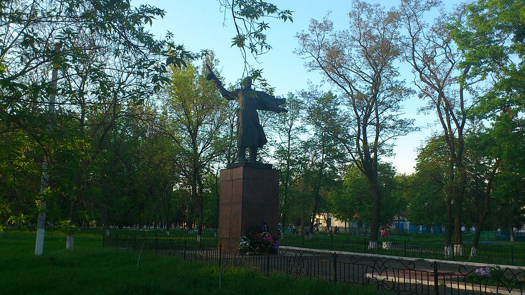 Памятник неизвестному солдату в Новоархангельске, тут проходили народные гуляния и ярмарки на все праздники. Автор: Mr.Rosewater - собственная работа, CC BY-SA 3.0, https://commons.wikimedia.org/w/index.php?curid=19303399