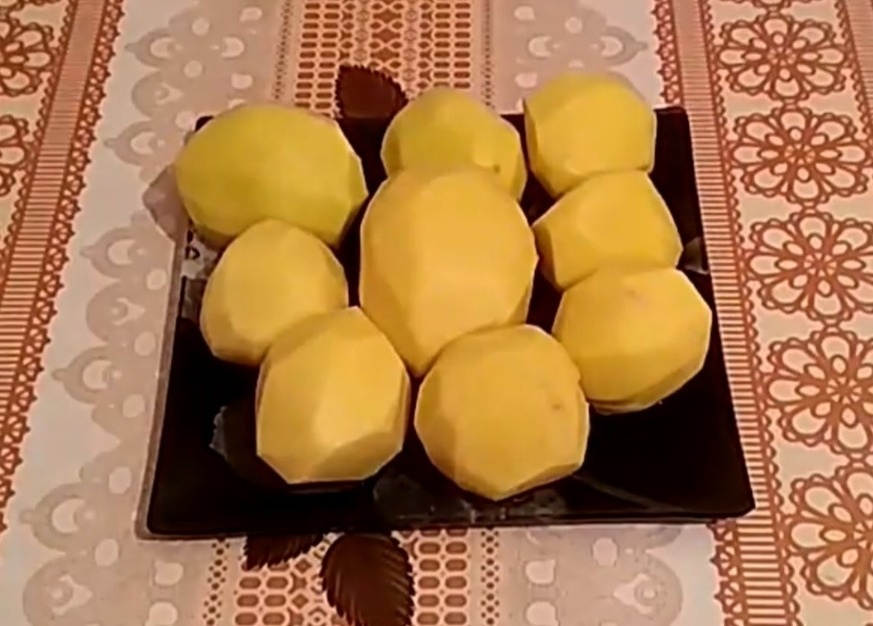 очищаем картофель...