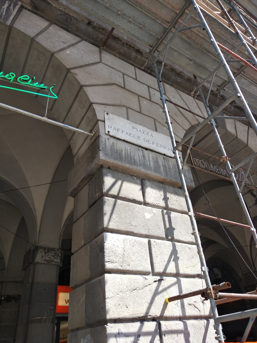 А вот и сама табличка Piazza Raffaele De Ferrari