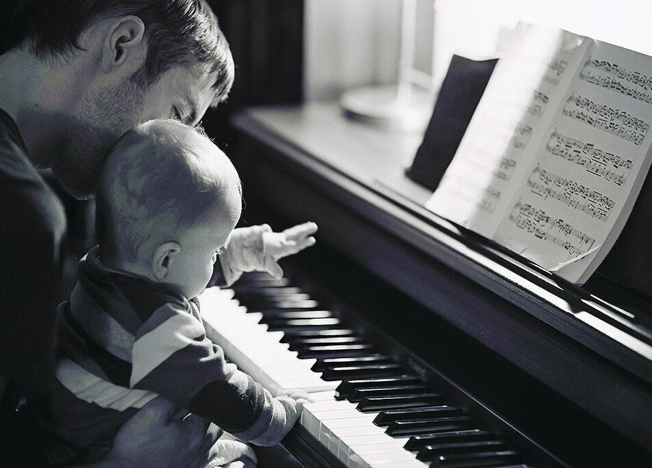 Некоторые когда ребёнок спит включают тихо классическую музыку