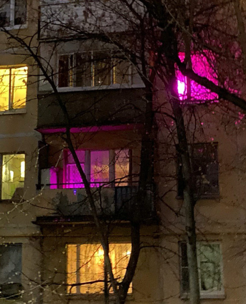 Розовый свет в окнах жилых домов. Розовые окна в домах. Фиолетовые окна в домах. Розовая подсветка в окнах. Розовый свет в окнах жилых