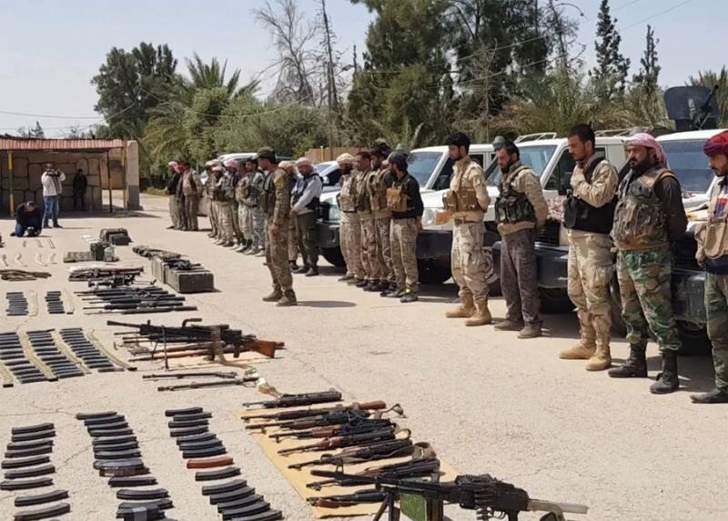 Сдача бойцам САА проамериканских боевиков. Фото  взято из доступных источников в Интернете.