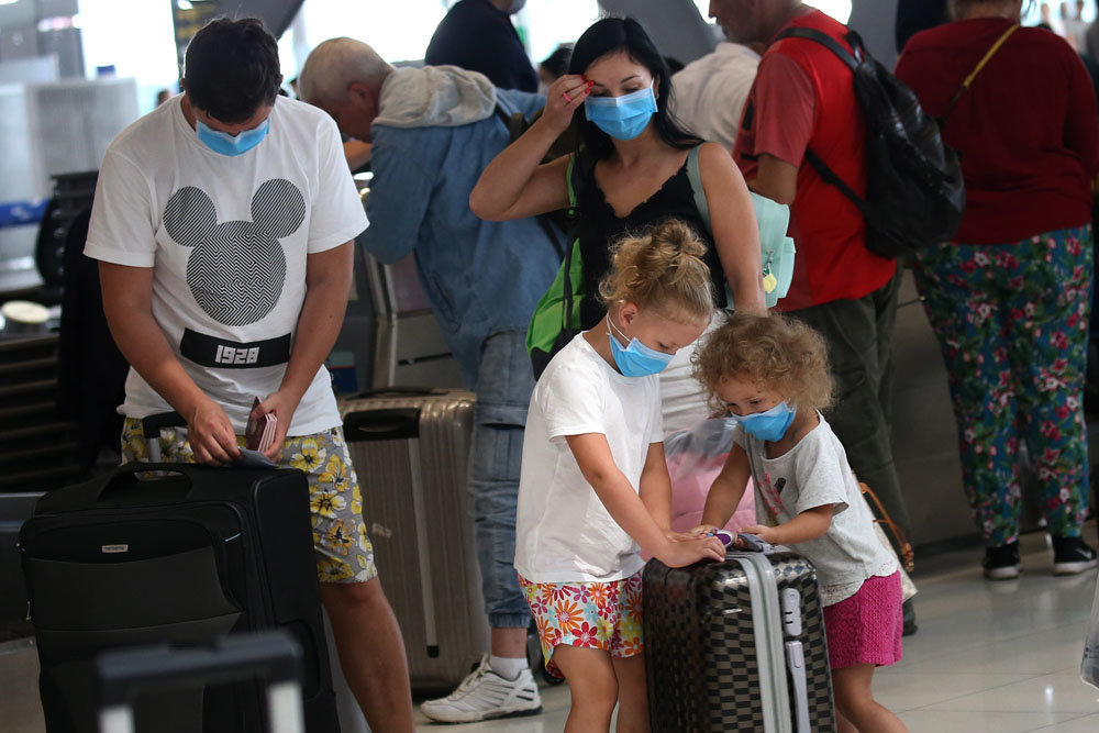 Велика вероятность заразиться,в помещениях где скопление народа.