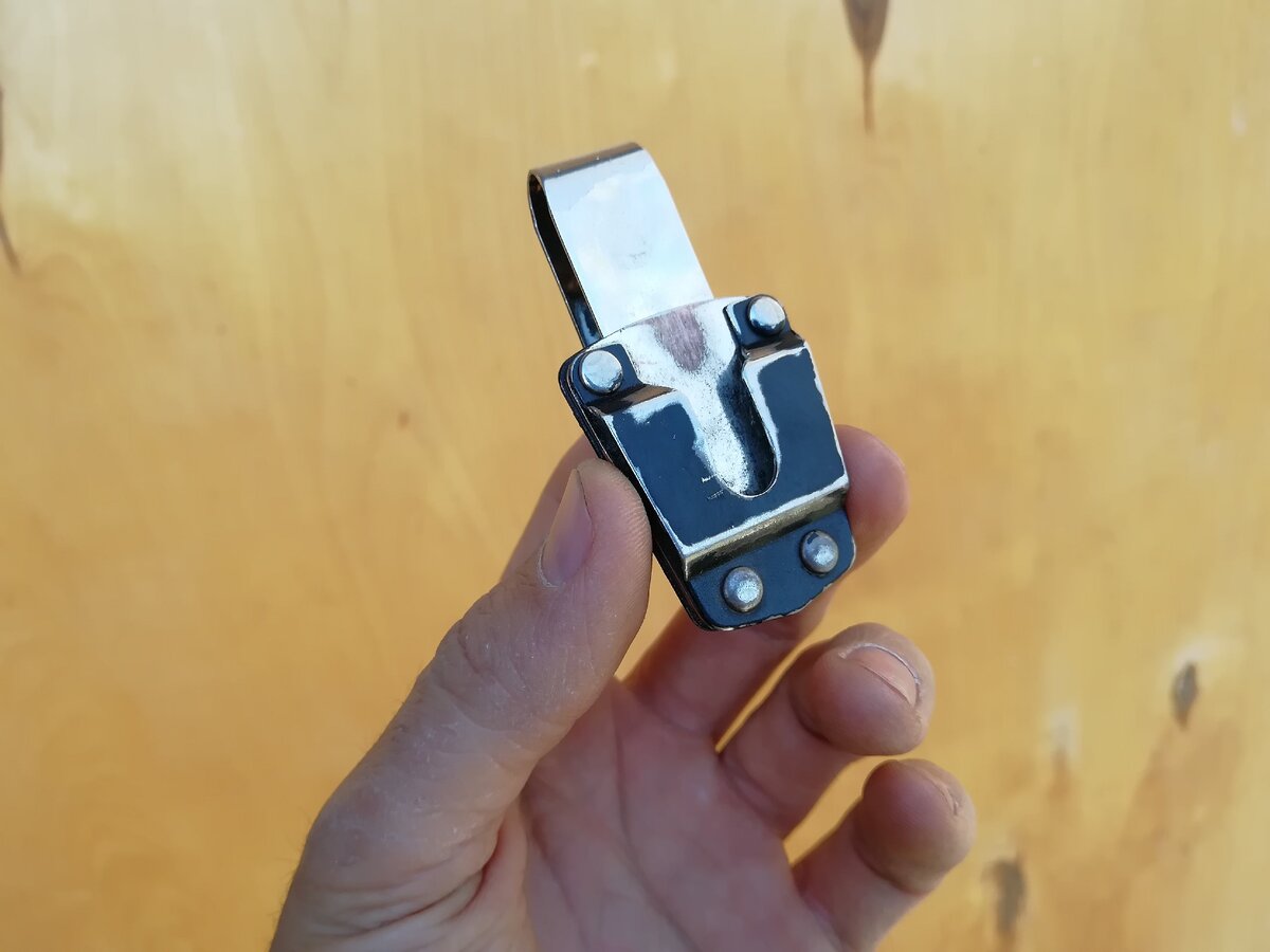 Так выглядит клипса, которая крепится на пояс