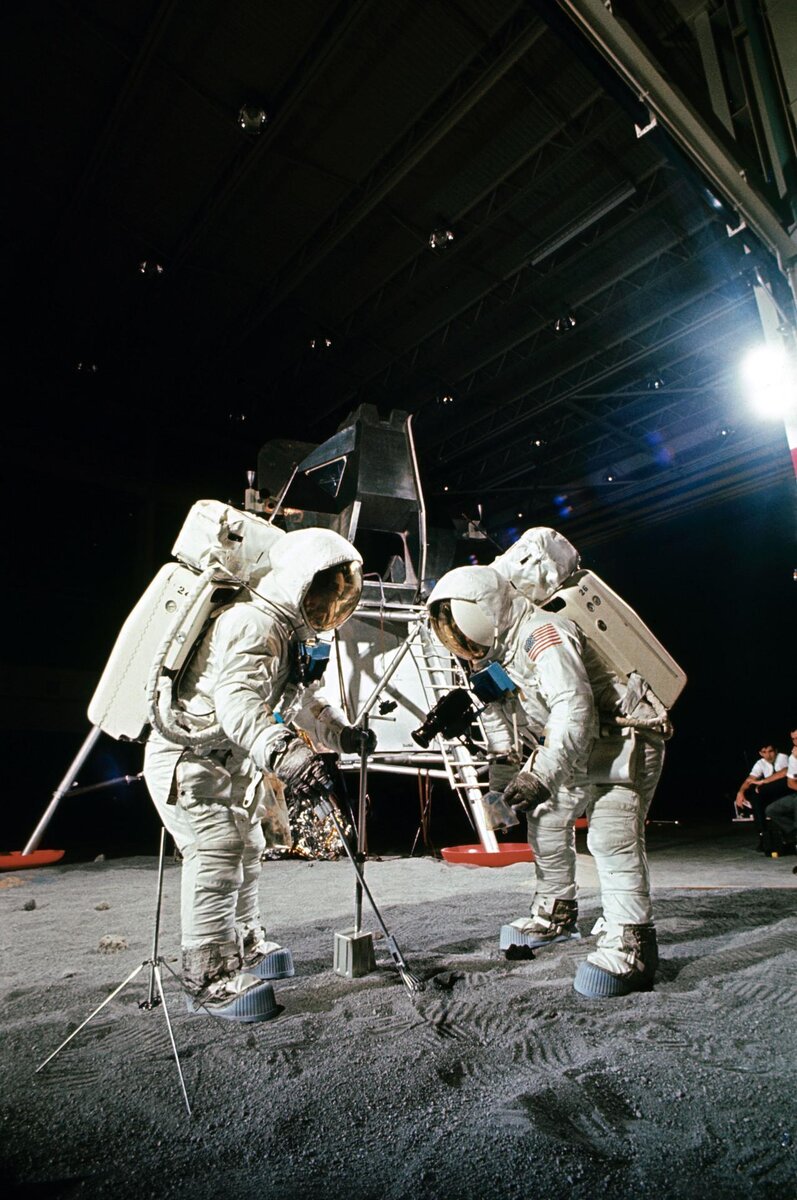 Первая посадка на луну год. Аполлон 11 высадка на луну. НАСА Аполлон 11.