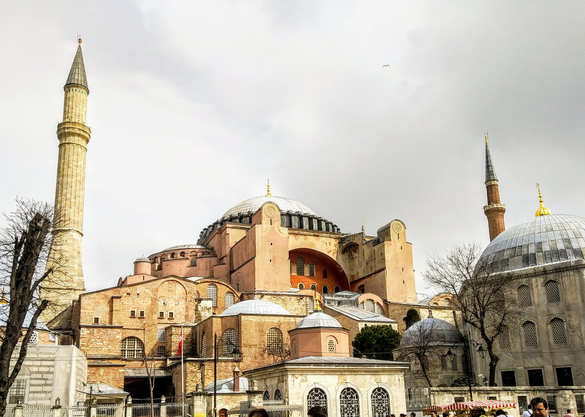 Мы идём в необычный музей. Во времена Византийской империи это был храм. После завоевания Константинополя турки обратили его в мечеть. Встреча двух цивилизаций отразилась на облике здания. Поэтому в Айя-Софии нет витрин и стендов с экспонатами, она сама вся – уникальный экспонат!