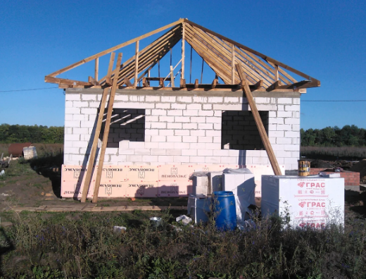 Дом в процессе стройки. Дом выполнен кладкой на клеевой раствор. Отмостка и цоколь дома утеплены эппс 5см. @Горбунов Сергей Канал Самостройщика СТРОЮ САМ.