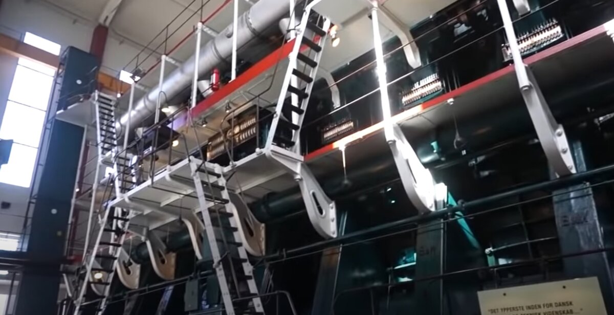 Wartsila Sulzer – настоящий гигант. Его размеры обусловлены предъявляемыми высокими требованиями. Ведь один такой двигатель должен обеспечить работу огромного морского судна.