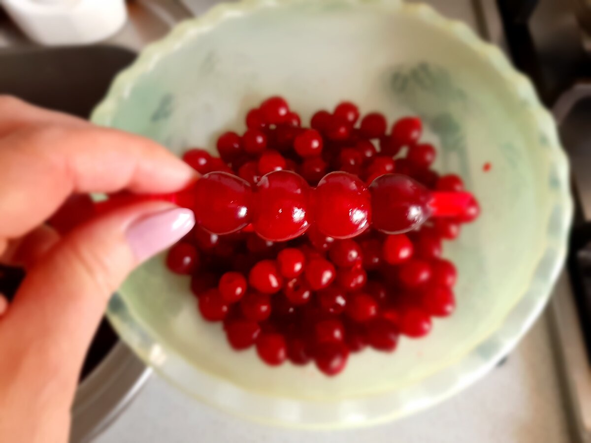 Ранее постоянно использовала шпильку или булавку , но теперь удаляю косточки только так!!!