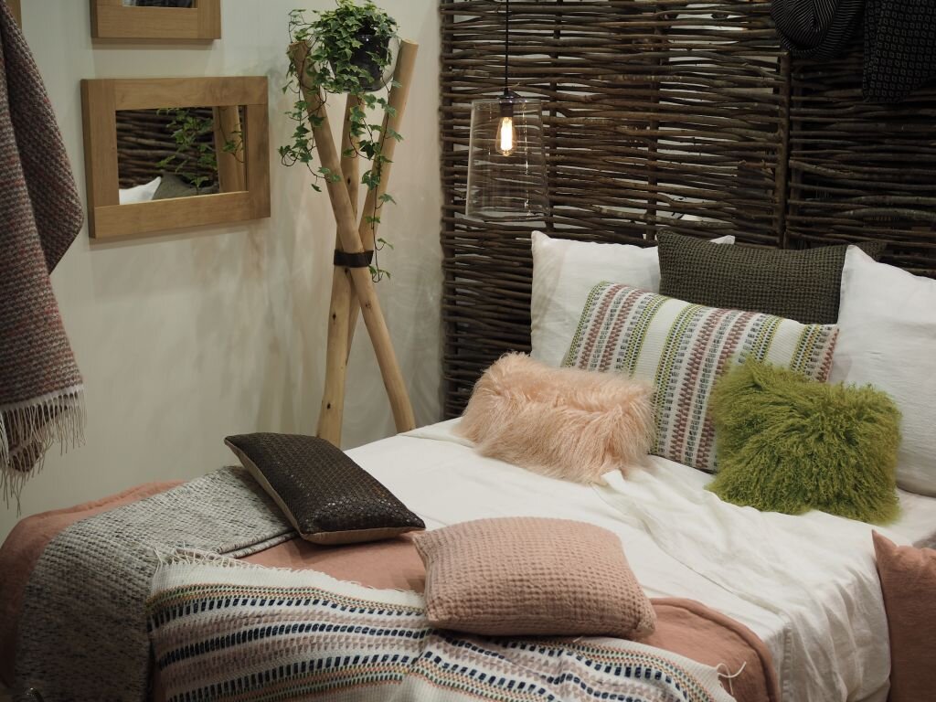 Уверены, что подушка "из водорослей" или "меха животного" приблизят к природе?)))