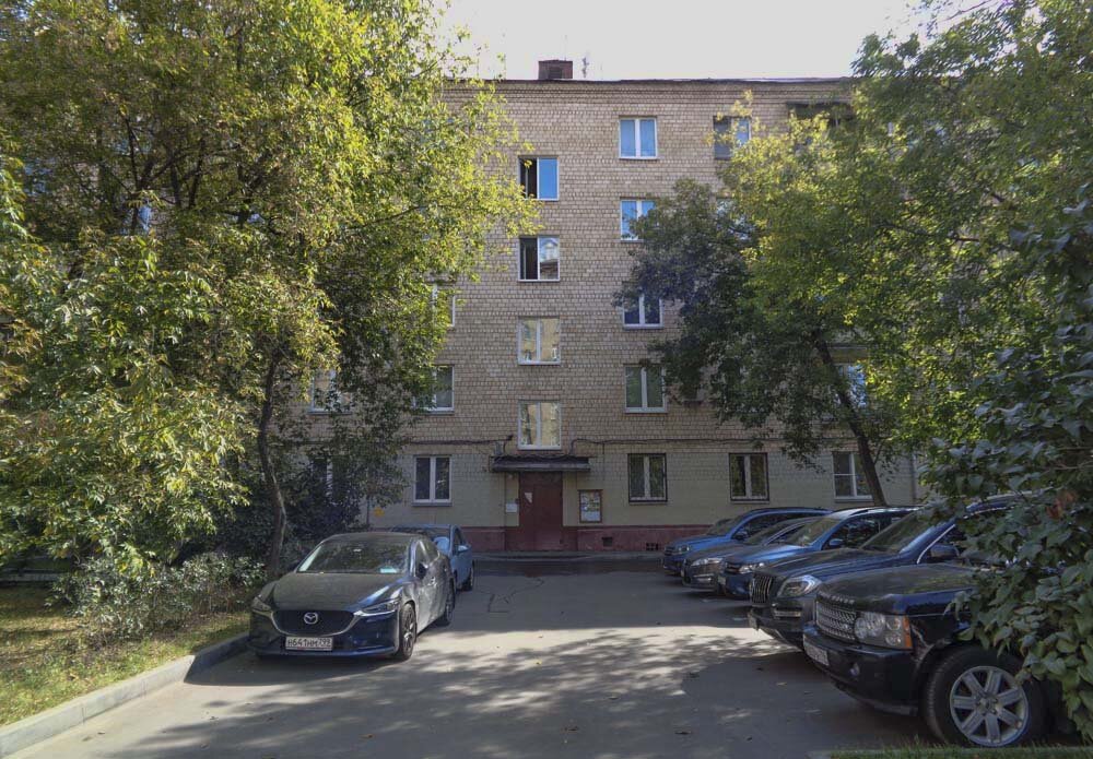 Наш дом (Беговая , 16) и родное окошко на первом этаже справа. Фото автора.