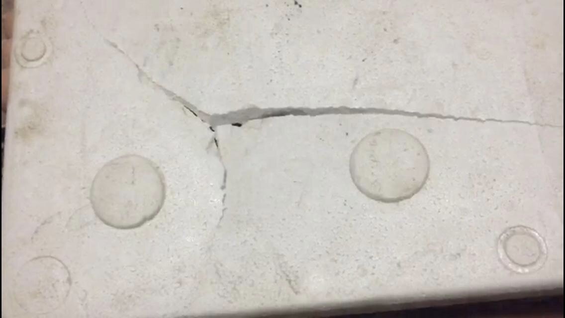 Термокороб, в котором находились яйца, в ходе «бережного отношения» Почты получил огромную трещину. 