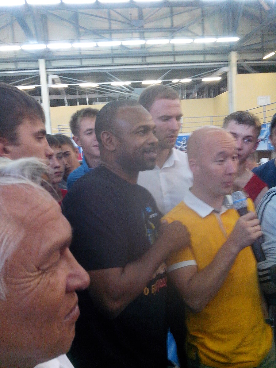 Лысый чел это его переводчик))))